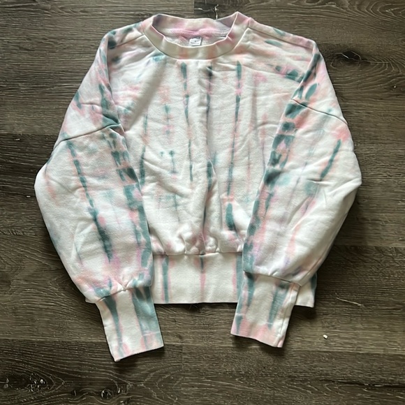 Old Navy Sweaters - Old Navy cropped tie dye crew neck sweatshirt